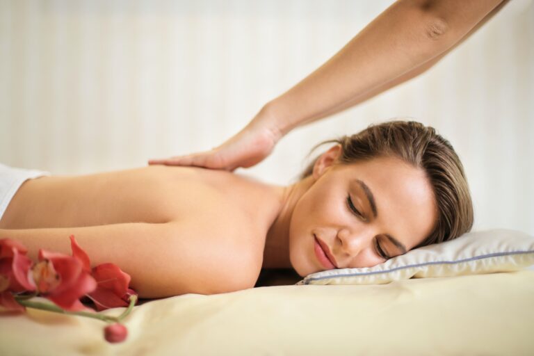 Comment apprendre à masser grâce à une formation de massage en ligne